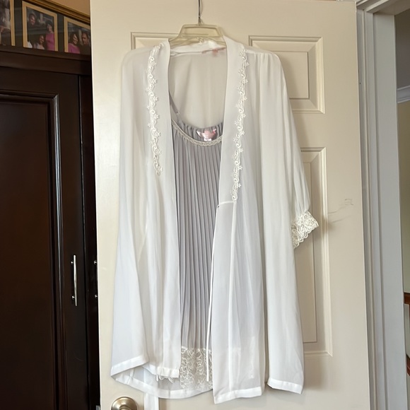 2 piece lingerie. Baby doll size M/L; robe size M - Picture 11 of 12